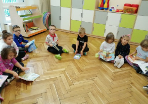 Dzieci na podłodze oglądają książki